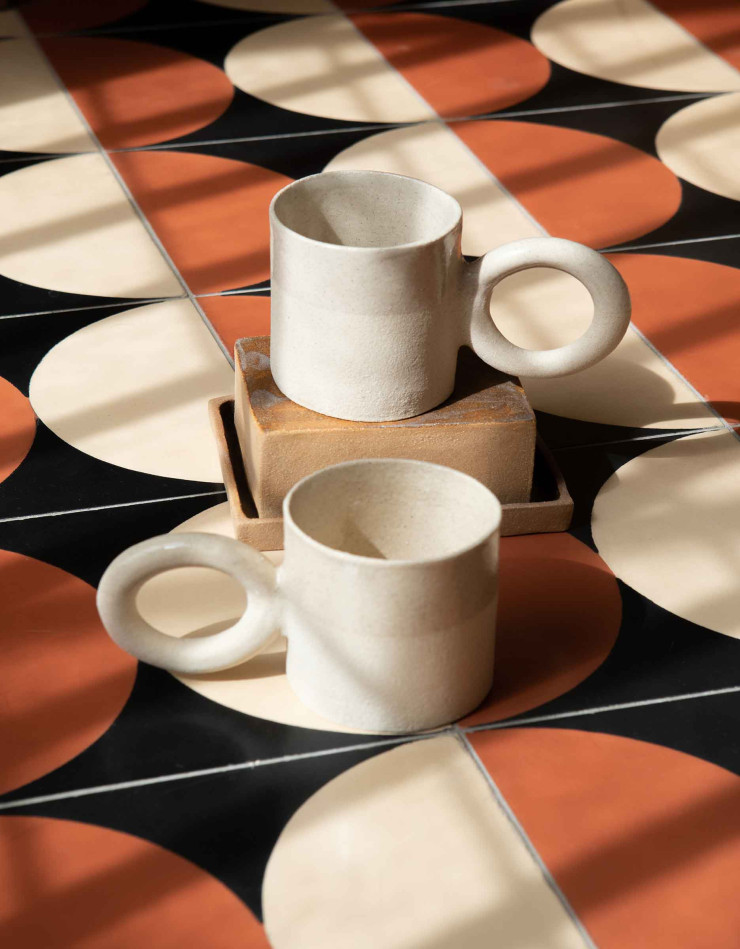 Vous reprendrez bien une tasse de thé ou de café dans ces doux mugs en grès conçu pour le Brunch par Léa Baldassari ?