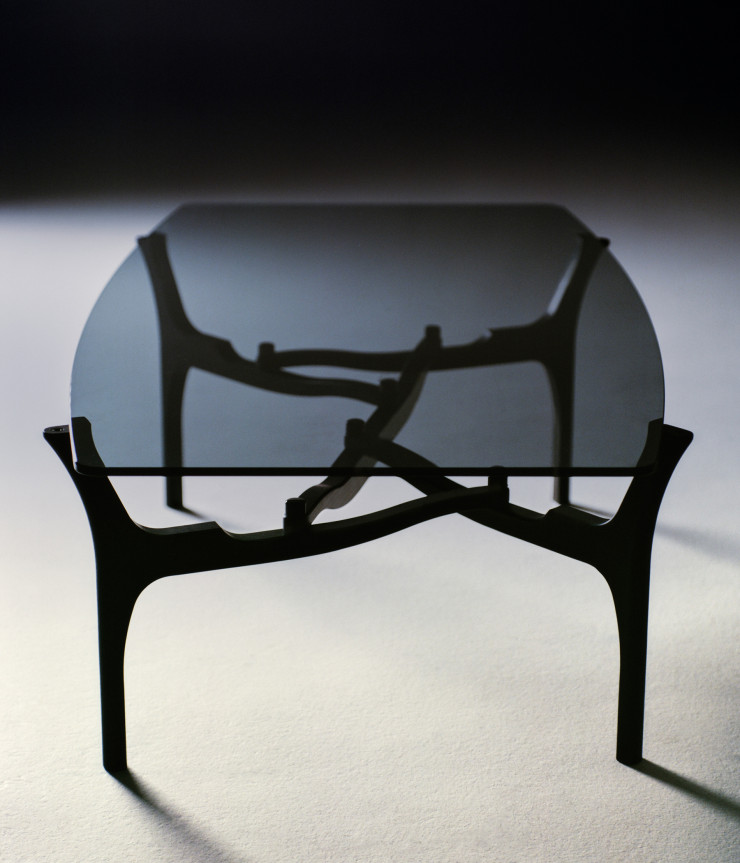 La table basse Carlina en bois et plateau de verre fumé issue de la collection Gaulino imaginée par Oscar Tusquets. (c) Eduard Sanchez