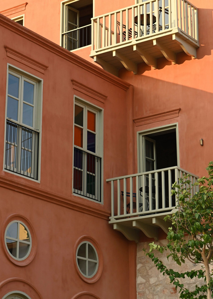 Cet hôtel prend ses aises dans trois maisons à la façade néoclassique au-dessus du limani.