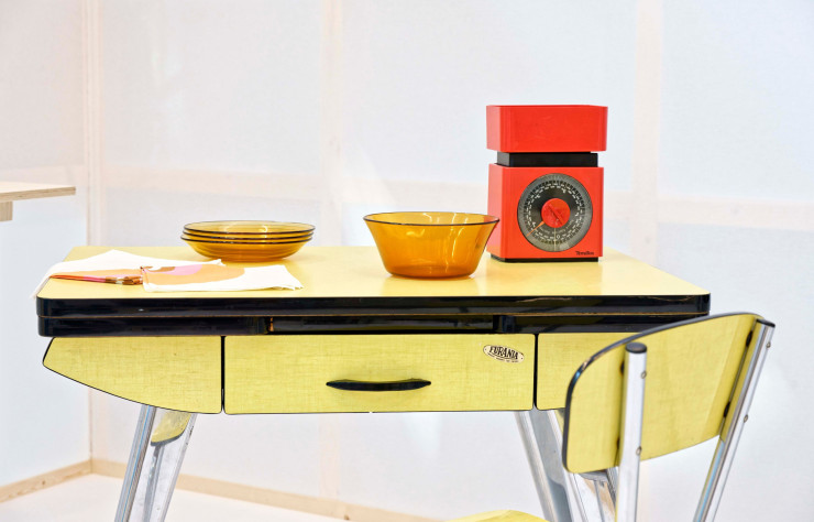 Dans la section « Cuisine », table et chaise (1960) Furania en Formica, vaisselle en Pyrex et balance Terraillon… toute une époque!