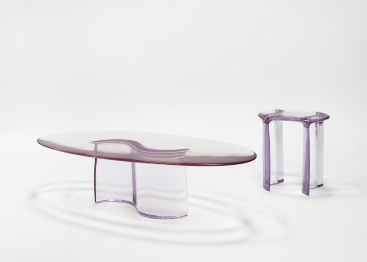 La table basse et le tabouret en résine transparente de la collection Liquid imaginée par Lukas Cober.