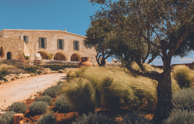 Fruit de la rénovation d’une ferme traditionnelle à Minorque, l’hôtel Son Blanc s’oriente vers une autosuffisance énergétique, hydraulique et alimentaire.