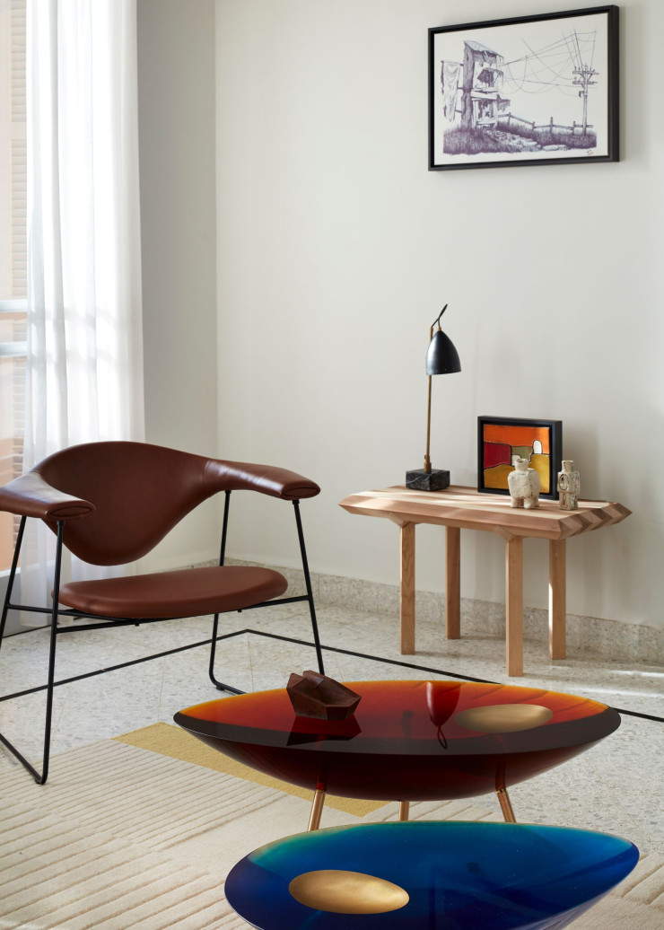 Dans le premier salon, l’une des chaises années 60 que Georges a récupérées dans la clinique de son père et restaurées en choisissant un coloris aubergine pour en souligner le côté vintage. Au premier plan, les tables basses Avocado en résine colorée et en laiton, l’une de ses créations les plus emblématiques (Georges Mohasseb/Studio Manda). Tapis Nomade, design Atelier de Troupe (CC-tapis), acheté chez Iwan Maktabi, à Beyrouth.