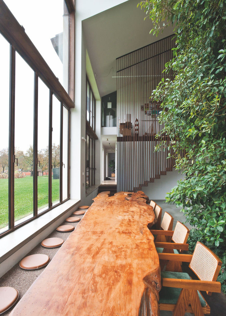 Dans ce qu’on appelle la « serre », la précieuse table de la collection « Kauri » (Riva 1920), en bois de kauri – un arbre de Nouvelle-Zélande devenu relativement rare –, est au niveau de la prairie. Elle est complétée par des assises Capitol Complex Office Chair, design hommage à Pierre Jeanneret (Cassina).