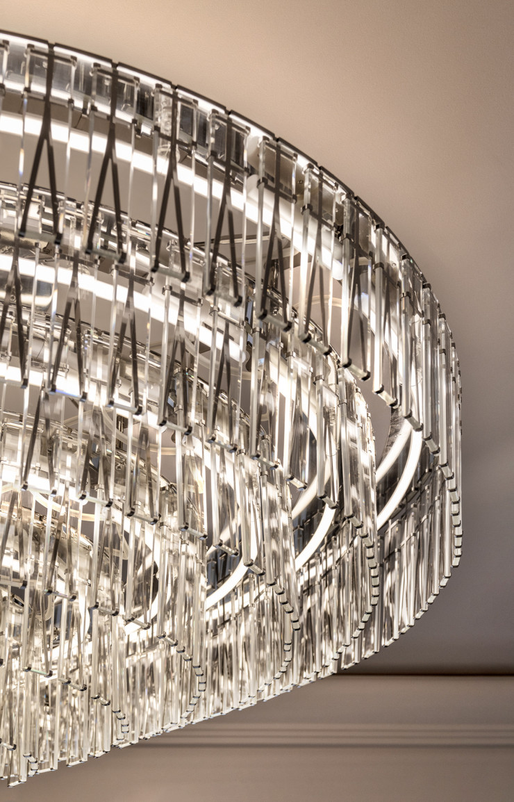 Le lustre est composé de 277 pampilles de verre extra-clair crochetées à six anneaux d’acier chromé.