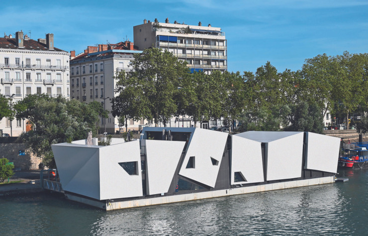 À Lyon, en France, L’Île Ô, un théâtre flottant amarré en janvier 2023 et construit prioritairement pour le jeune public, pourrait descendre ou remonter le Rhône en fonction de ses programmations. L’une de ses caractéristiques : être complètement modulable, démontable et recyclable.