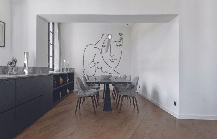 Dans la salle à manger, une reproduction à grande échelle d’un dessin de Picasso.