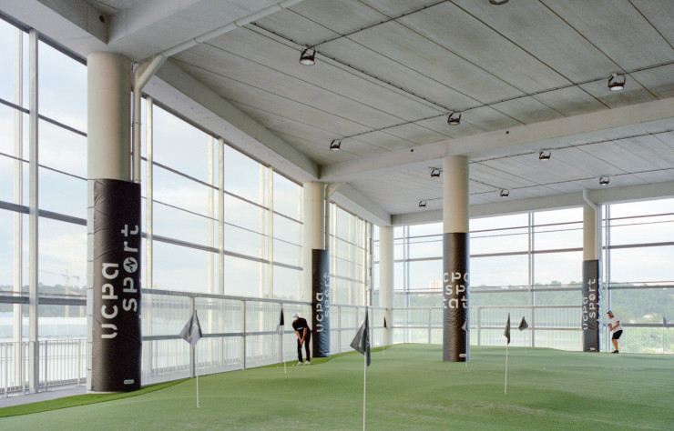 L’UCPA Sport Station est aménagé de façon à ce que les gens puissent échanger et se rencontrer. D’où la création de lieux de convivialité et la prééminence des surfaces vitrées, à l’intérieur comme vers l’extérieur.