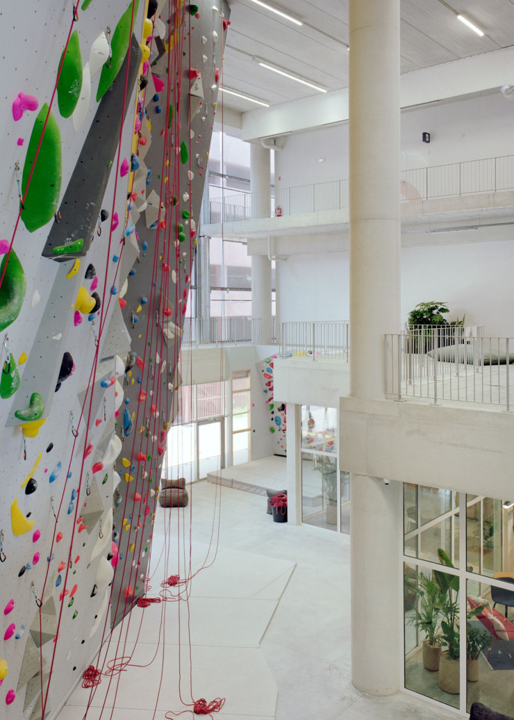 L’espace « Escalade », ouvert aux enfants et aux adultes, propose 80 voies et un mur haut de 14 m, avec tous les niveaux de difficulté.