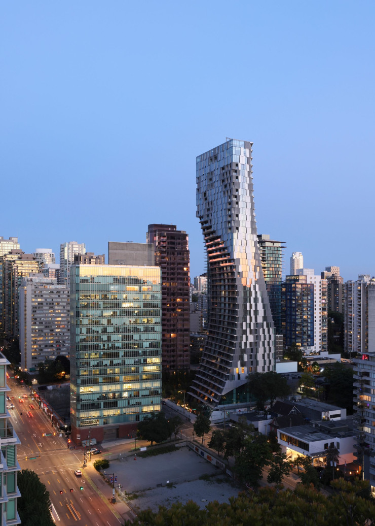 Construire à Vancouver représente un défi particulièrement stimulant pour les starchitectes du monde entier. Baptisé Alberni, ce gratte-ciel résidentiel de 43 étages, tout juste achevé, a été réalisé par Kengo Kuma & Associates (KKAA) près du front de mer, dans le quartier de Coal Harbour. L’architecture de cette très haute tour, qui s’insère dans la jungle des bâtiments, préserve la vue de ses voisines.