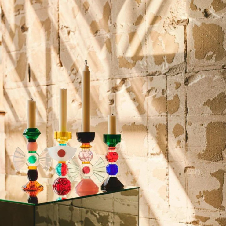 Ces chandeliers en cristal façon bonbons acidulés sont de véritables sculptures de table.