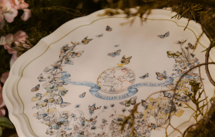 Une nuée de papillons voltige sur la vaisselle festive de Dior.