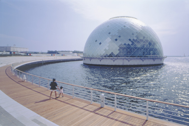 Musée maritime d’Osaka, dit « Sea Sphere », Japon (1992-2000). Photographie, s.d. Cité de l’architecture et du patrimoine – musée des Monuments français © Adagp, Paris 2024