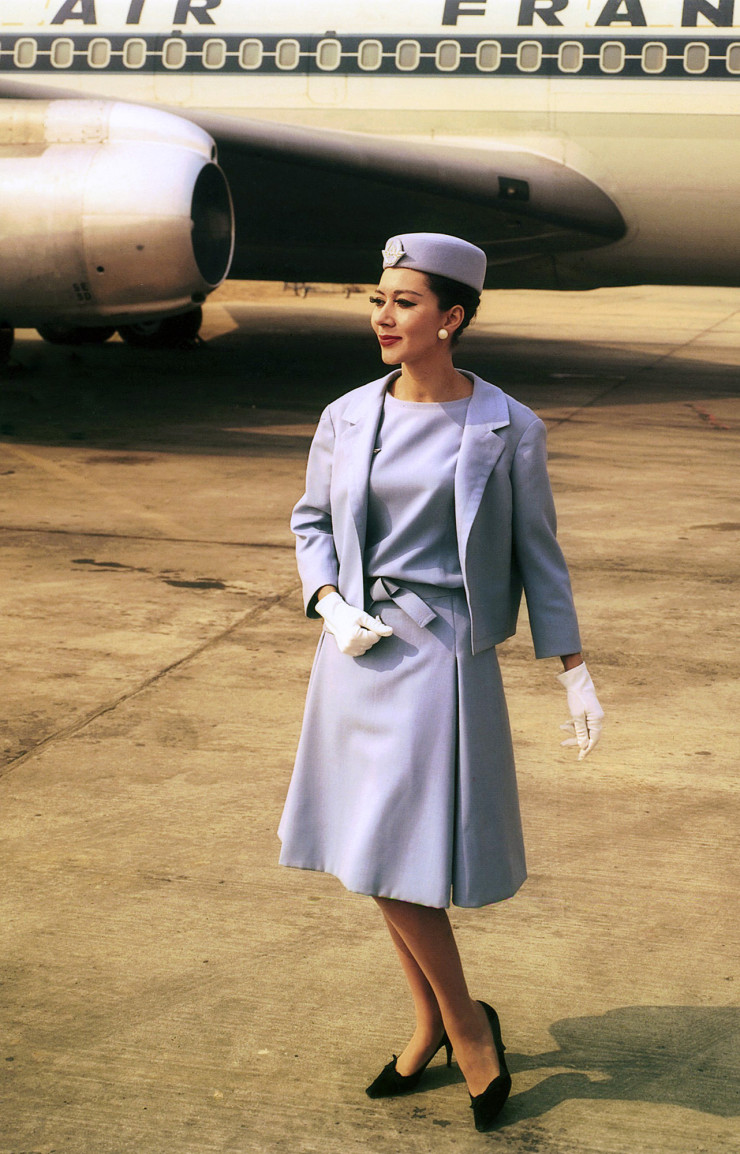 1963 : Hôtesse Air France pose vêtue de la robe d’été créée par Christian Dior avec son noeud japonais surpiqué ©Collection Musée Air France