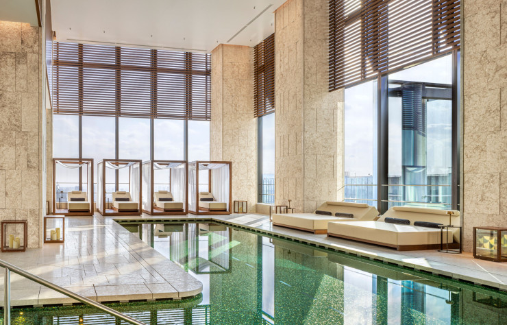 Dans la piscine du spa créé au 40e étage, la mosaïque et le marbre italiens font partie des matériaux de prédilection de la griffe, déclinés dans ses hôtels.