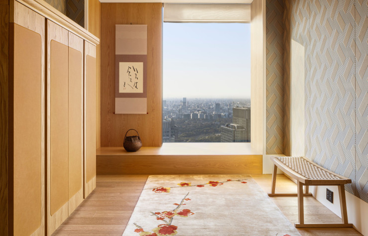 Un dialogue entre le Japon et l’Italie s’instaure dans la Suite Bulgari : l’encadrement de la fenêtre reprend les codes du tokonoma, alcôve au plancher sur­élevé qui sert de lieu d’exposition aux œuvres d’art dans l’architecture japonaise traditionnelle.