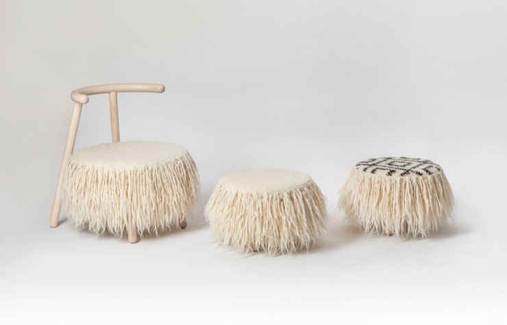 Un look néorural très seventies pour le fauteuil et les poufs en laine de mouton de la première collection du studio ukrainien Mapico signée Mariia Puliaeva (Maïno).