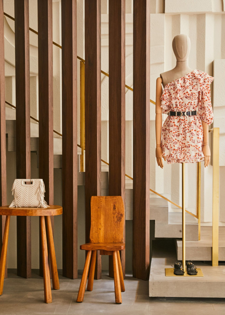 Rue Saint-Honoré, à Paris, la boutique de prêt-à-porter et d’accessoires Maje célèbre les liens entre mode et design, l’ici et l’ailleurs.