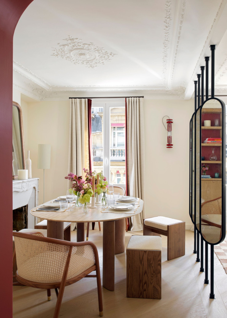 À Paris, ce pied-à-terre haussmannien a été aménagé par l’architecte d’intérieur dans un mélange de classicisme et de modernité. Les miroirs verticaux pivotants du séjour forment un claustra dans lequel la lumière se reflète.