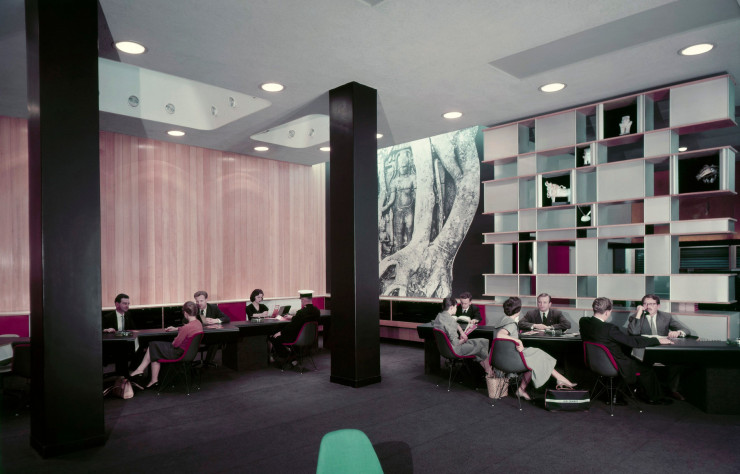 En 1957, Air France sollicite Charlotte Perriand pour moderniser ses agences à travers le monde. La designeuse met en œuvre ce qu’elle appelle « l’art de rue ». Elle installe des photos, des dômes vitrés, des meubles écrans, des dalles et des rangements.