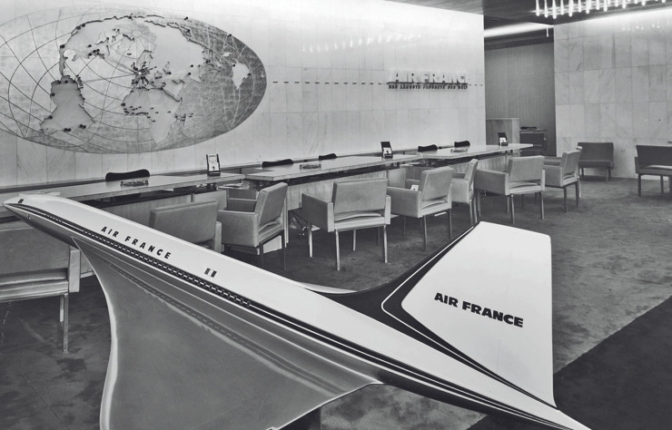 Maquette du Concorde dans l’agence Air France de Berlin. Cet avion supersonique, baptisé « le grand oiseau blanc », fut en service de 1976 à 2003. Il reliait Paris et New York en 3h30. Sa forme élancée et son « aile gothique » sont restées dans toutes les mémoires.