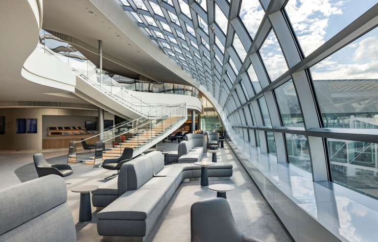 Le salon du terminal 2F a été pensé par l’agence Jouin Manku en 2021. Y sont accueillis les clients Business et Flying Blue Elite Plus du réseau court et moyen-courrier de l’espace Schengen d’Air France.