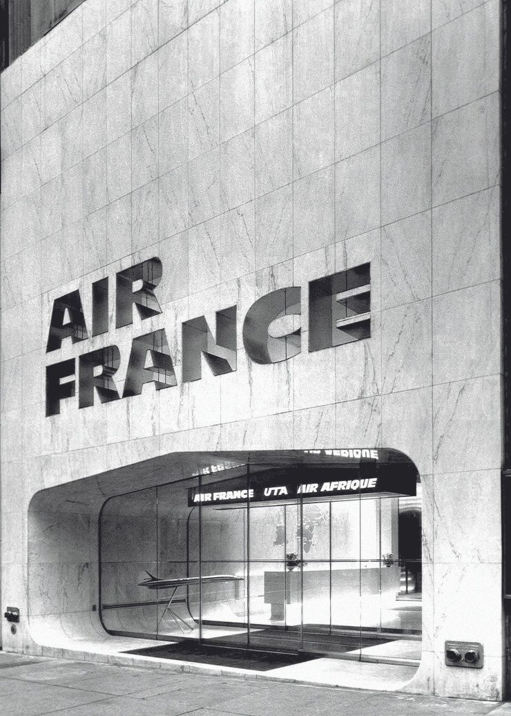 En 1970, l’architecte d’intérieur et designer français Pierre Gautier-Delaye remporte le prix de la plus belle façade de la Ve Avenue, à New York, avec le design de l’agence Air France.