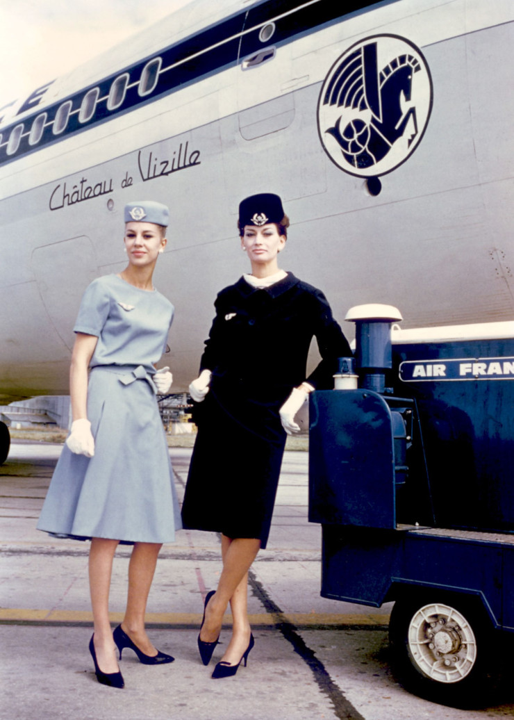 Hôtesses de l’air revêtues de l’uniforme signé Marc Bohan pour Dior devant un Boeing B707 en 1963.