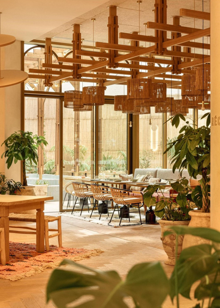 L’espace de restauration Bloom Garden, où règnent les teintes de bois clair et les matières naturelles, est largement ouvert sur le patio verdoyant. On y déguste une cuisine méditerranéenne signée du chef Olivier Streiff.