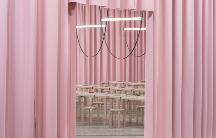 La Reading Room imaginée par Formafantasma, meublée par le mobilier imaginé par Alvar Aalto pour Artek et remis au goût du jour par le duo.