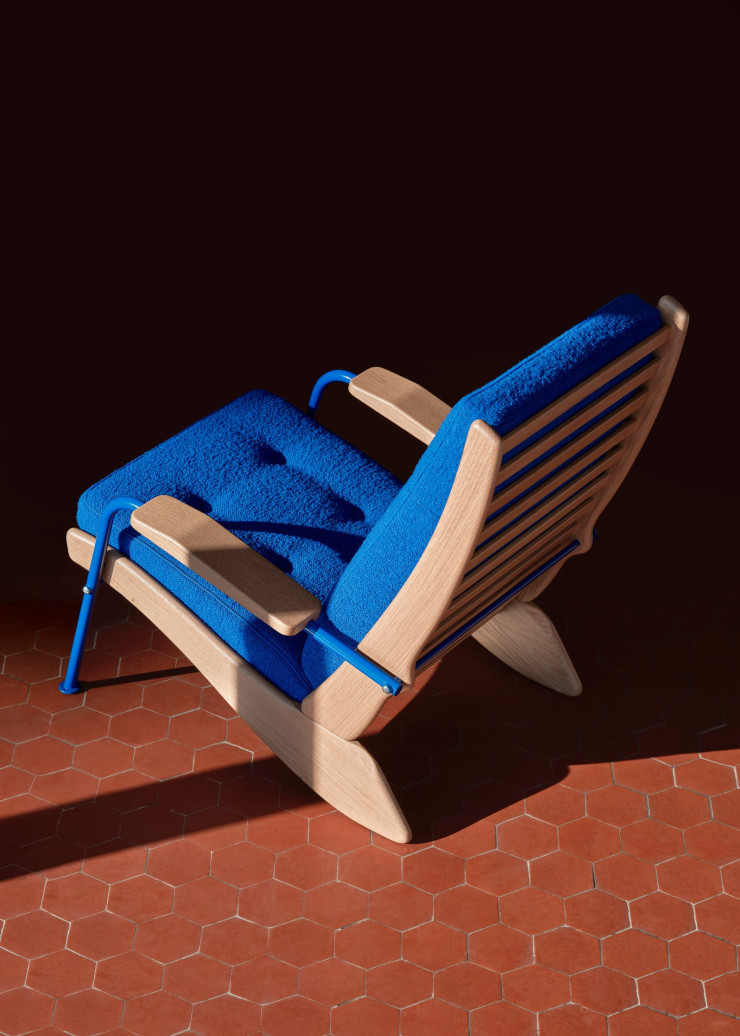 Le fauteuil Kangourou, imaginé par Jean Prouvé en 1948 et réédité par Vitra en 2022, en collaboration avec sa fille Catherine.