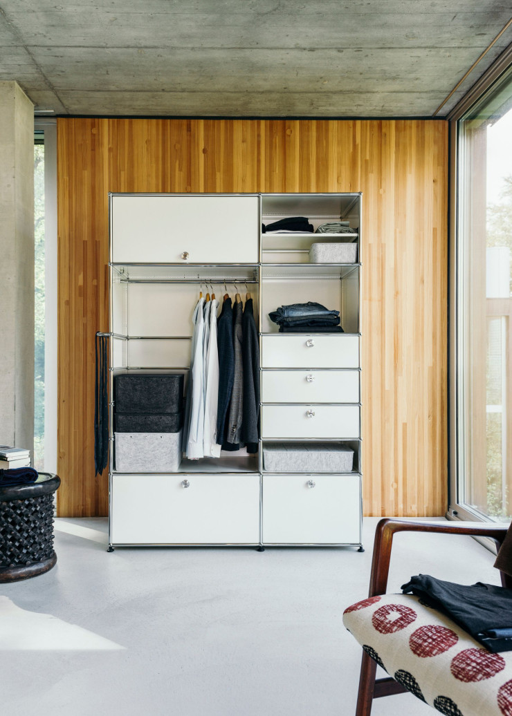 Dressing avec tiroirs ouverts A4 ou penderie, USM Haller s’intègre dans tous les environnements : bureaux, boutiques, résidences…