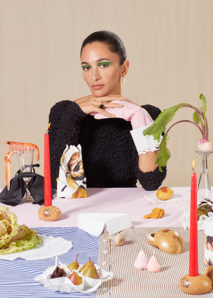 New-yorkaise d’origine égyptienne, Laila Gohar pose ici dans son univers teinté de surréalisme et composé, entre autres, de sa marque d’arts de la table « Gohar World », qu’elle a lancée avec sa sœur Nadia.