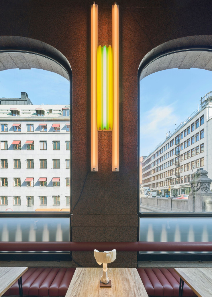 Les œuvres minimalistes de Dan Flavin et de Carl Andre ponctuent l’espace boisé, éclairé de petites lampes en forme de champignons déstructurés, typiques du travail de Carsten Höller.