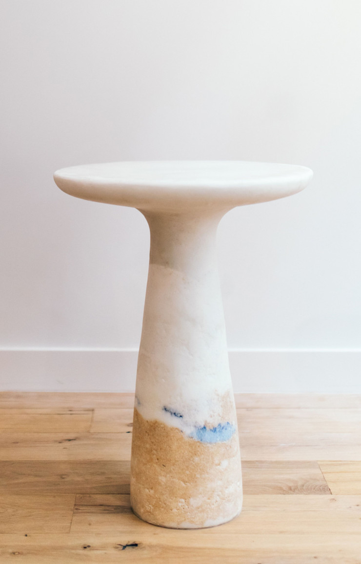 La table en sel de mer et gomme naturelle de Roxane Lahidji, représentée sur la Collectible Fair 2024 par la jeune galerie Augusta.