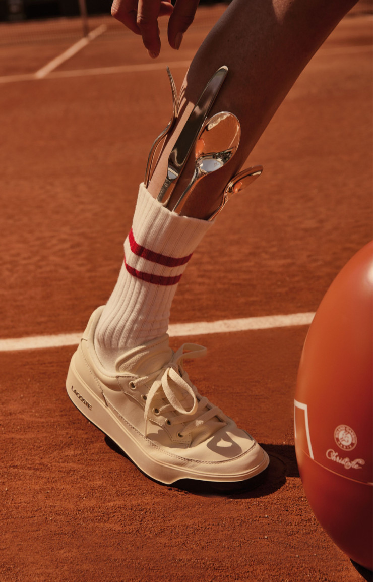 Christofle célèbre son partenariat avec Roland Garros à travers une campagne bourrée d’humour et des pièces exclusives.
