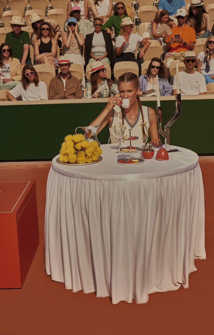 Sur la table, le Mood Coffee de Christofle x Roland Garros.