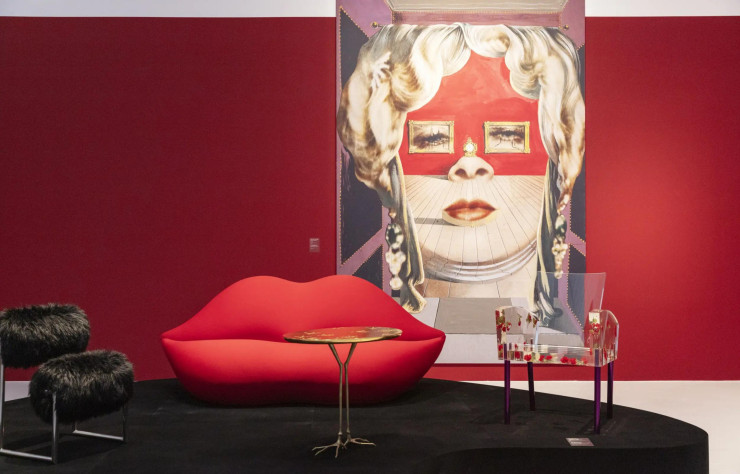 Le fauteuil Bouche imaginé par Studio65 au seine de l’exposition « Objets de désir. Surréalisme & Design » © Etienne Malapert / mudac