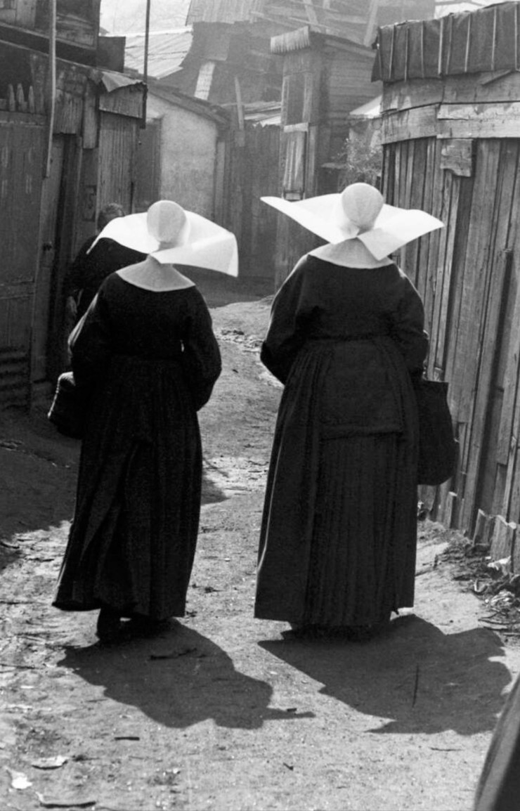 Des sœurs de Saint-Vincent de Paul en 1936, en région parisienne, coiffées de cornettes.