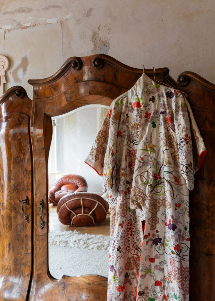 Dans la chambre parentale, la grande armoire en bois de bruyère est une pièce ancienne. Un mélange d’époques harmonieux et chaleureux.