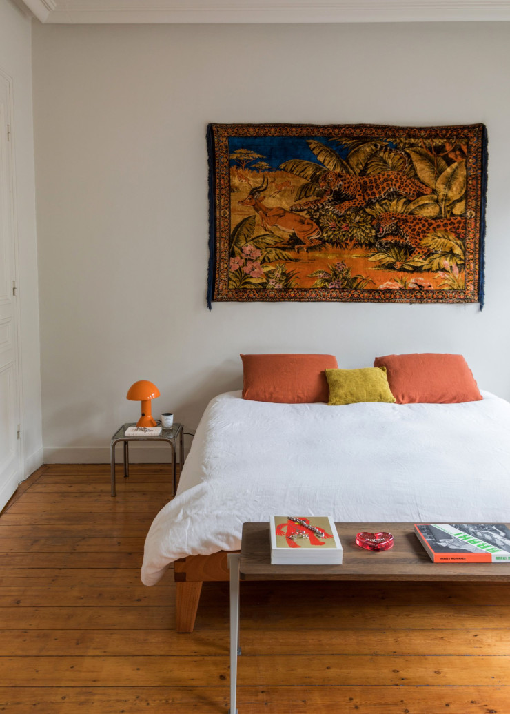 Si la chambre est volontairement restée sobre et dégagée, décorée de quelques éléments vintage, sa palette chromatique évoque le style seventies cher au couple.