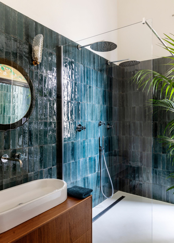 Dans la salle de bains, armoire Ideal Standard, applique en verre de Murano dans le style Barovier et Toso, et miroir, les deux des années 70.