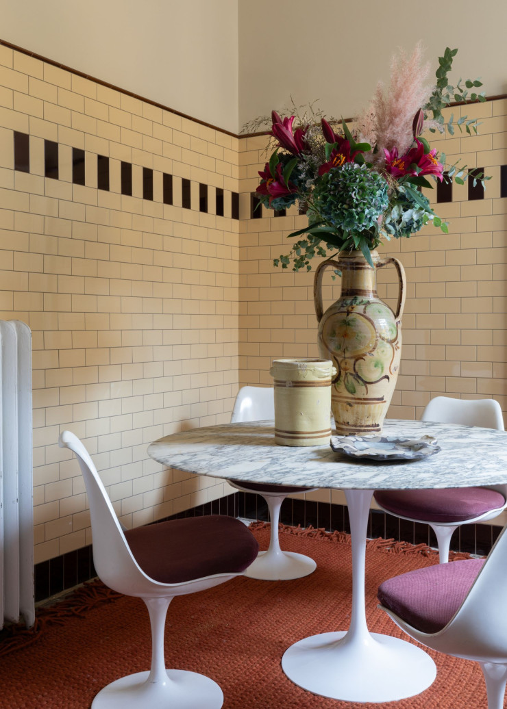 Dans la cuisine, table et chaises vintage Tulip d’Eero Saarinen (Knoll). Céramiques anciennes provenant de Prague. Tapis conçu par la propriétaire pour Ellos.