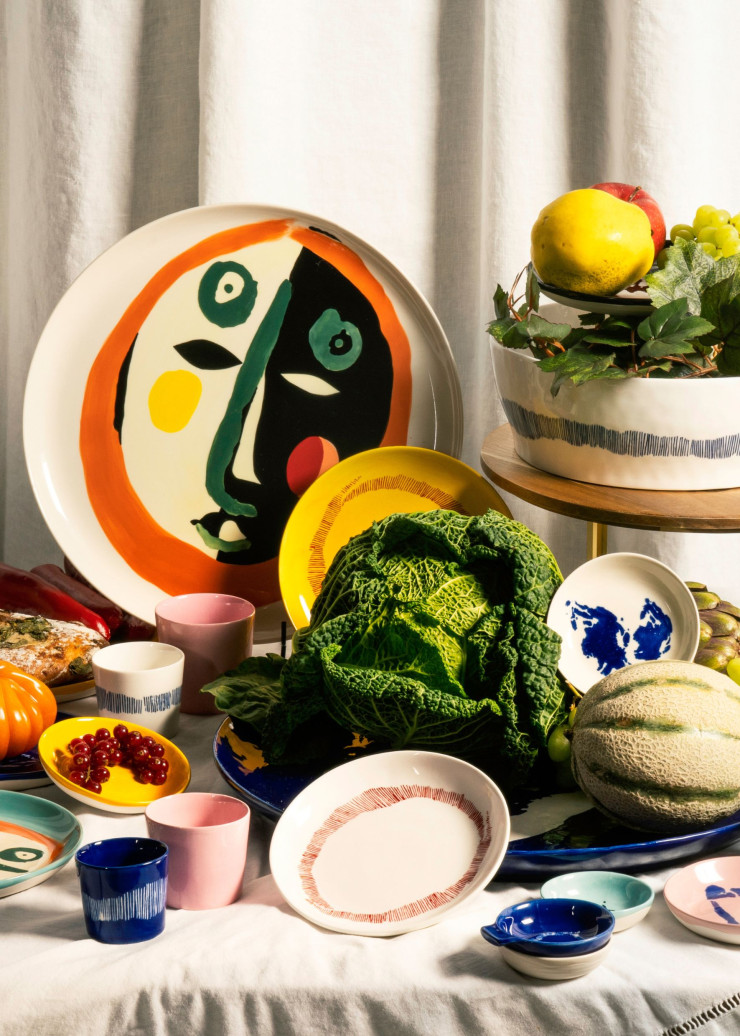 Aussi talentueux derrière les fourneaux que devant l’assiette, Yotam Ottolenghi signe la joyeuse collection d’art de la table « Feast », tout en couleurs et en motifs.