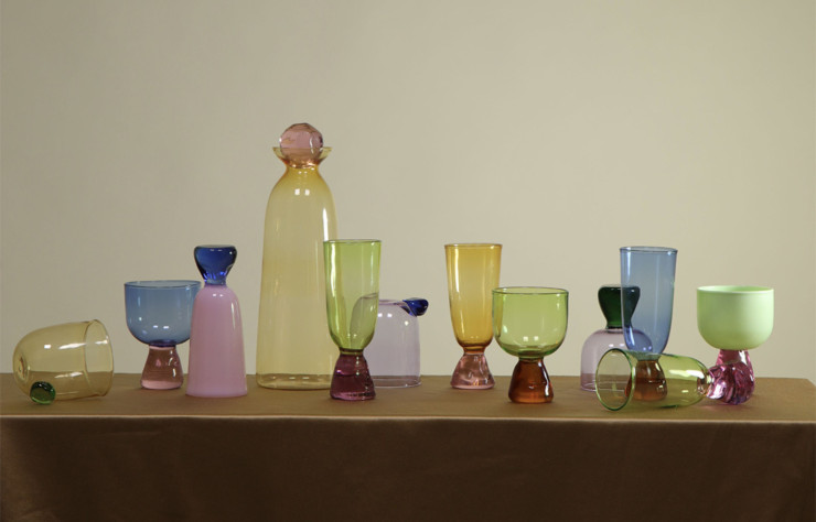 D’une modernité joyeuse, la collection d’art de la table « Glassy Rock » en verre soufflé à la bouche.