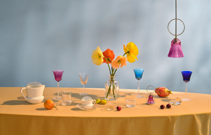 Les verres à pied Roemer aux côtés des services à thé et des gobelets en porcelaine et en cristal de la collection d’art de la table « Apollo ».