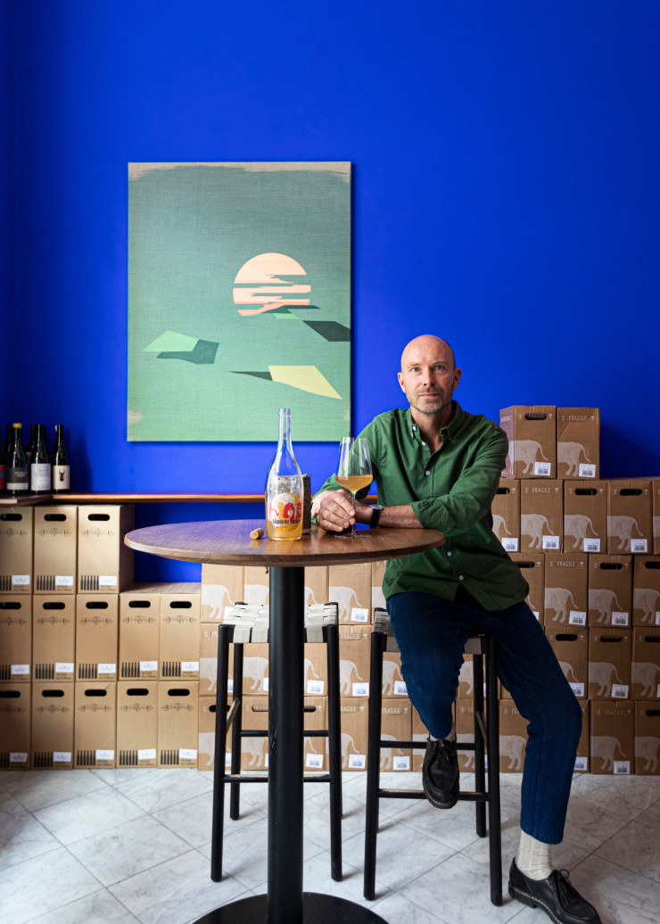 L’expert en œnologie Sebastian Rind Nellemann dans le décor bleu roi, reconnaissable entre mille, de son bar à vin Lille Bla Vinbar.