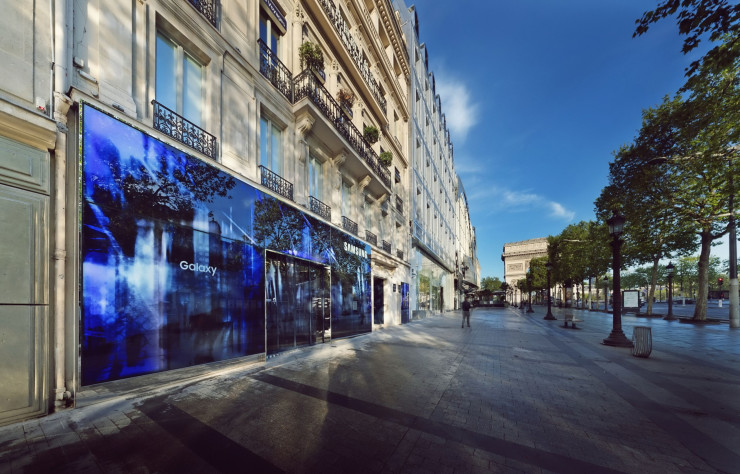 La façade opaque de l’espace éphémère imaginé par Jean Nouvel pour Samsung sur les Champs-Élysées.