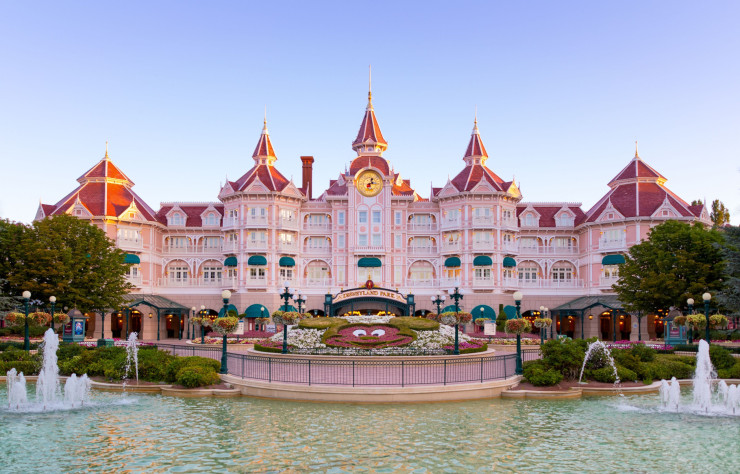 La façade du mythique hôtel du château de Disneyland Paris , restée à l’identique.