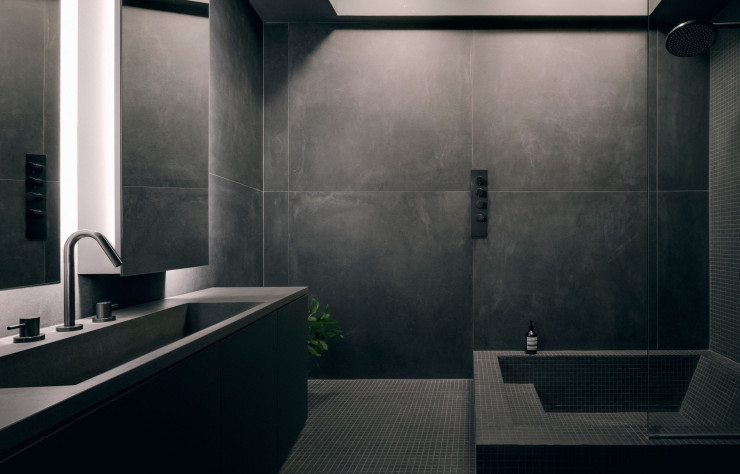 La salle de bain, on ne peut plus minimaliste. © Felix Michaud